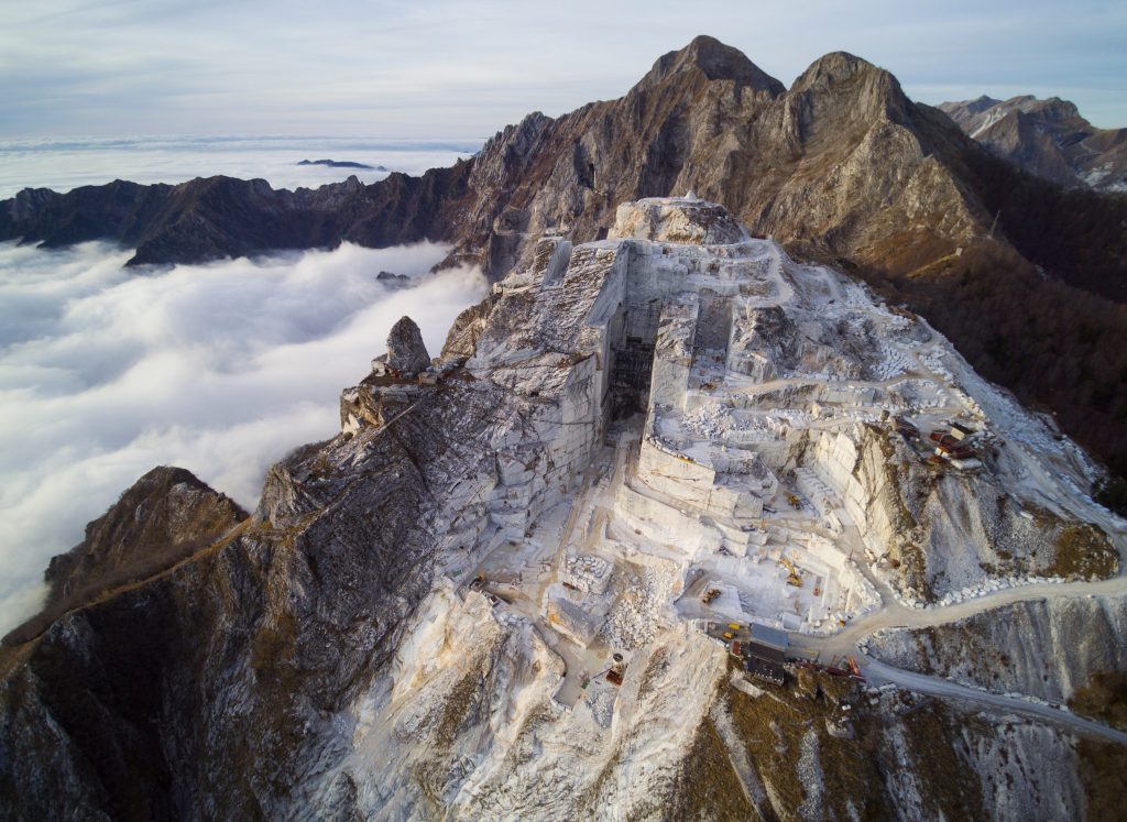 Aerial,View,Of,Marble,Quarries,In,Tuscany,,Italy Natuursteen is de verzamelnaam voor de diverse steensoorten die worden gewonnen in groeves in alle delen van de wereld.